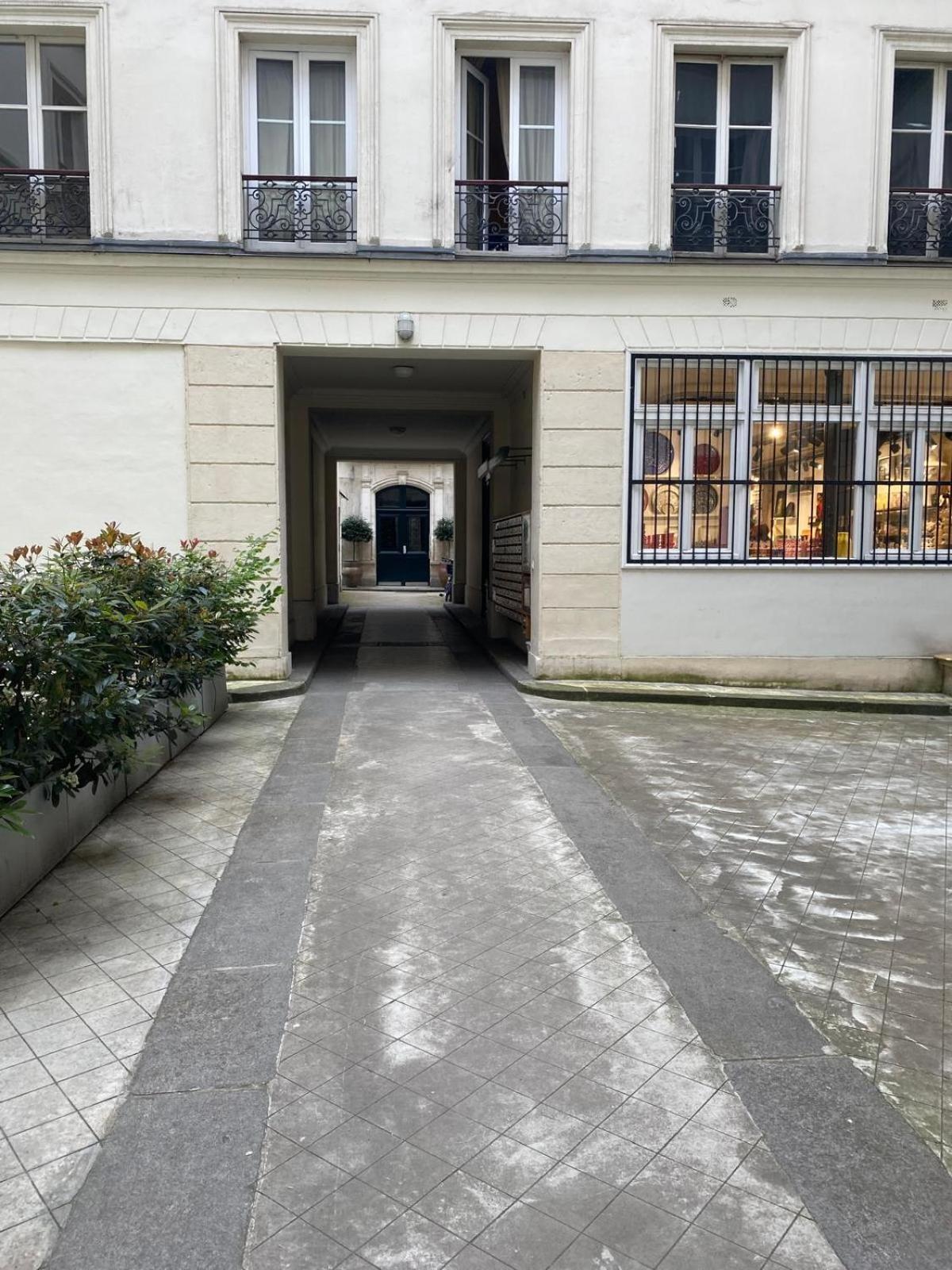 Marais, Sainte-croix Bretonnerie 2 - 4 Places Paris